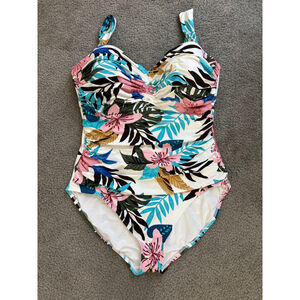 NWOT Coco Reef Charisma Pleated Bra Sized Underwire Bandeau One Piece Swimsuit